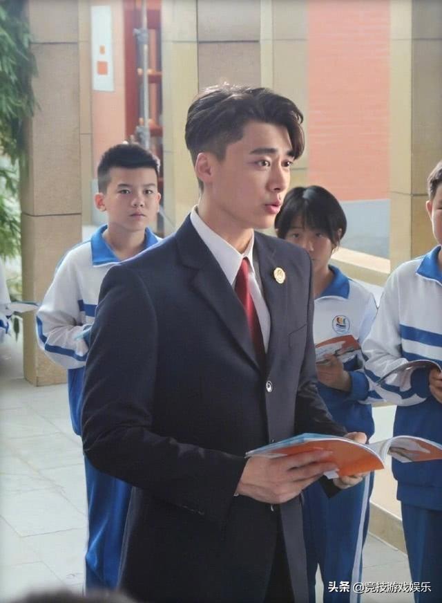 李易峰新剧来袭,穿检察官制服一身正气,网友:发胶是认真的吗?