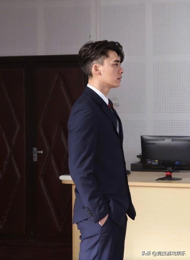 李易峰新剧来袭,穿检察官制服一身正气,网友:发胶是认真的吗?