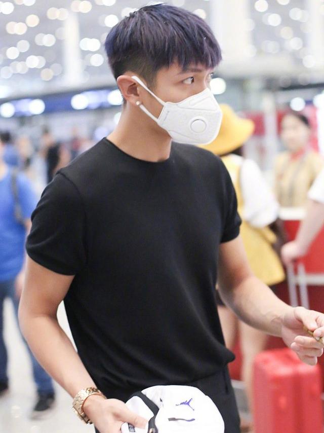 183cm柯震东终于现身,一身黑色造型,帅出新高度