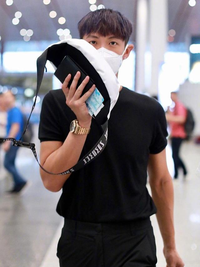 183cm柯震东终于现身,一身黑色造型,帅出新高度