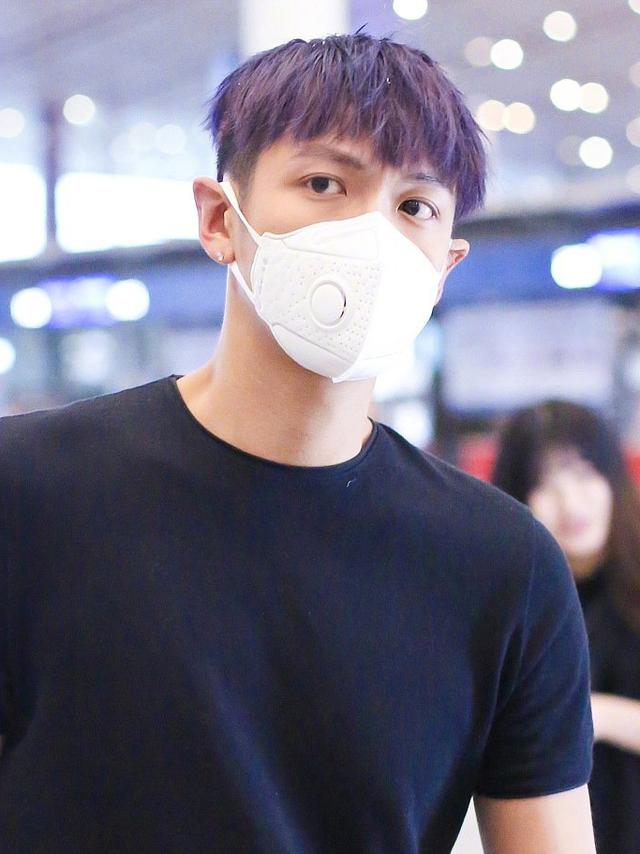 183cm柯震东终于现身,一身黑色造型,帅出新高度