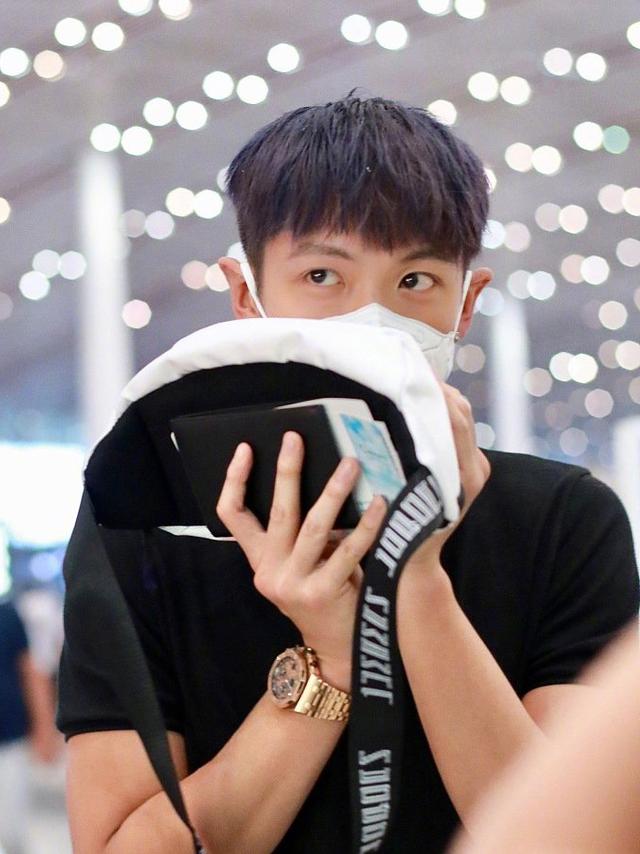 183cm柯震东终于现身,一身黑色造型,帅出新高度