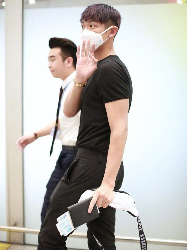 183cm柯震东终于现身,一身黑色造型,帅出新高度