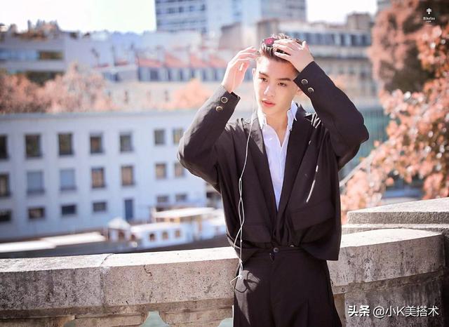 Justin黄明昊现身巴黎,穿“破”衣服出街,换油发背头更帅气了