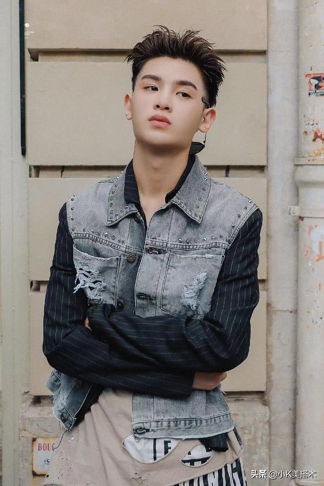 Justin黄明昊现身巴黎,穿“破”衣服出街,换油发背头更帅气了