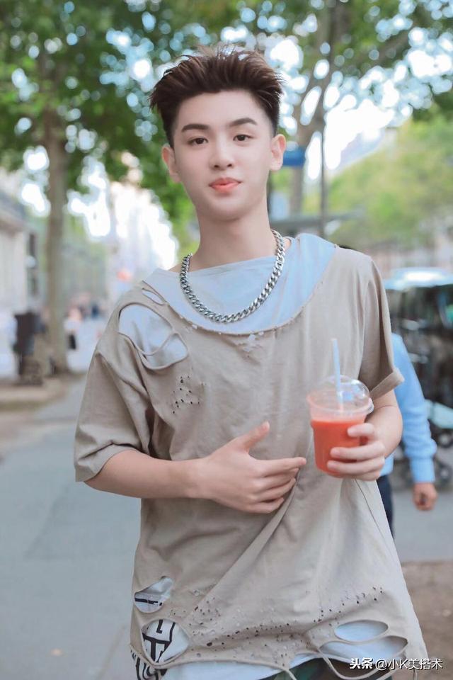 Justin黄明昊现身巴黎,穿“破”衣服出街,换油发背头更帅气了