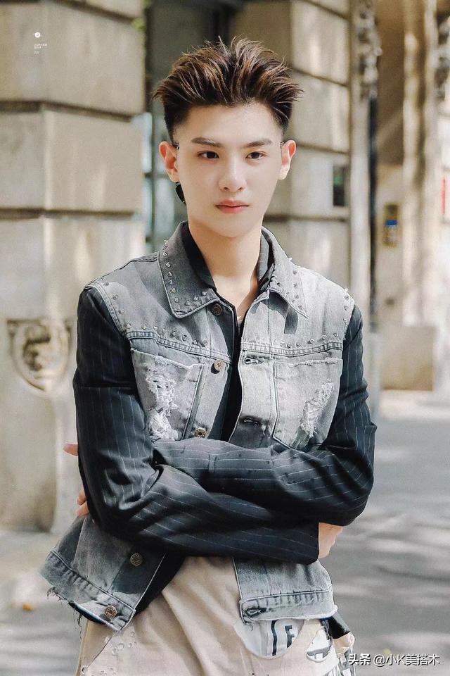 Justin黄明昊现身巴黎,穿“破”衣服出街,换油发背头更帅气了