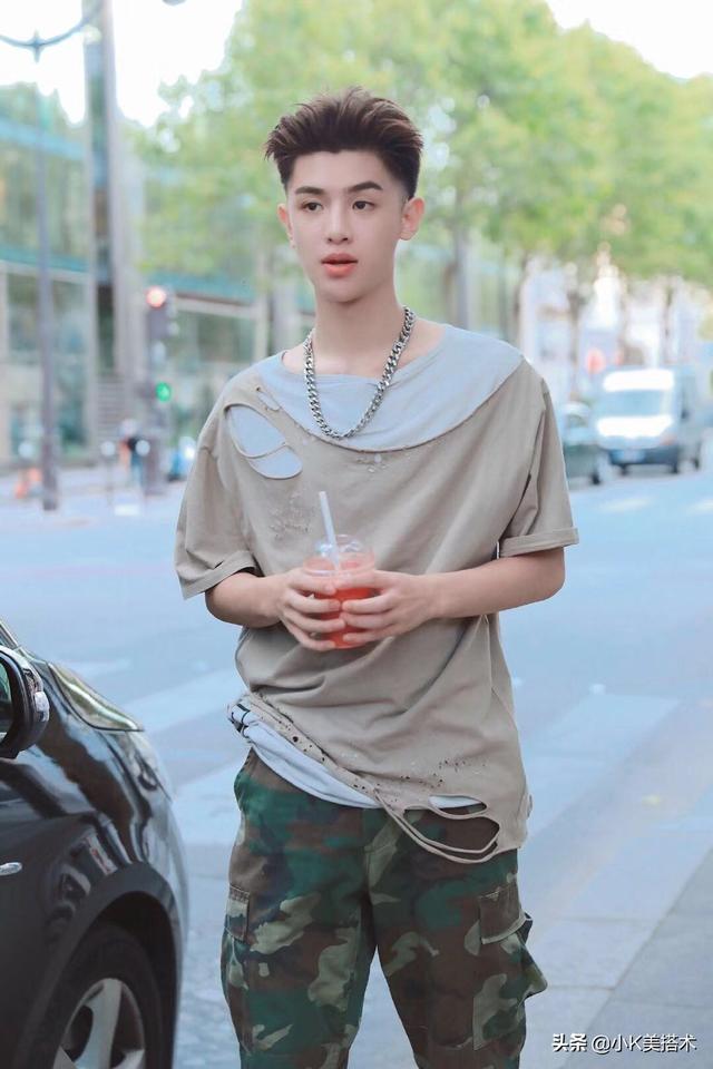 Justin黄明昊现身巴黎,穿“破”衣服出街,换油发背头更帅气了