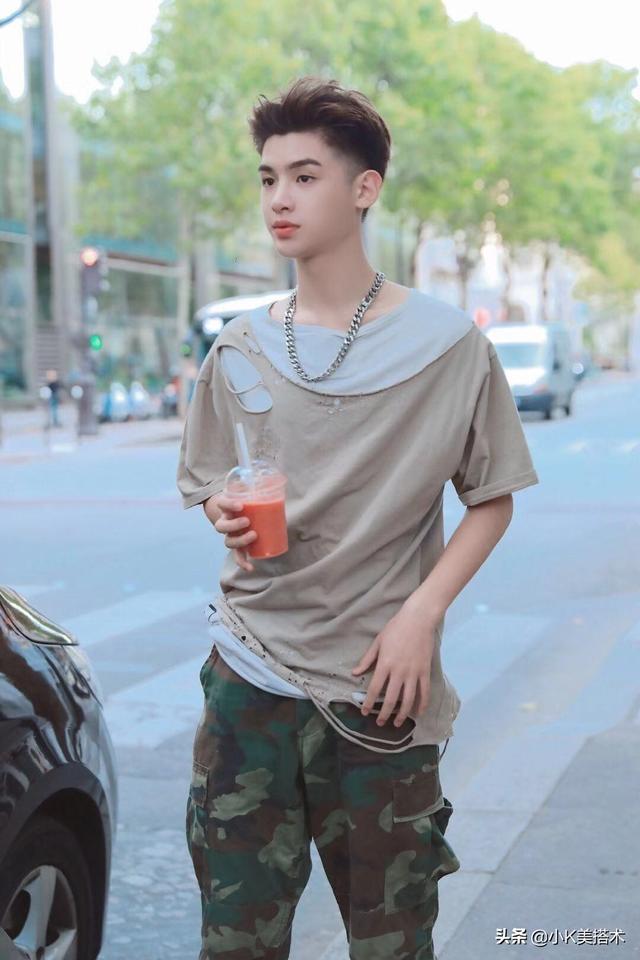 Justin黄明昊现身巴黎,穿“破”衣服出街,换油发背头更帅气了