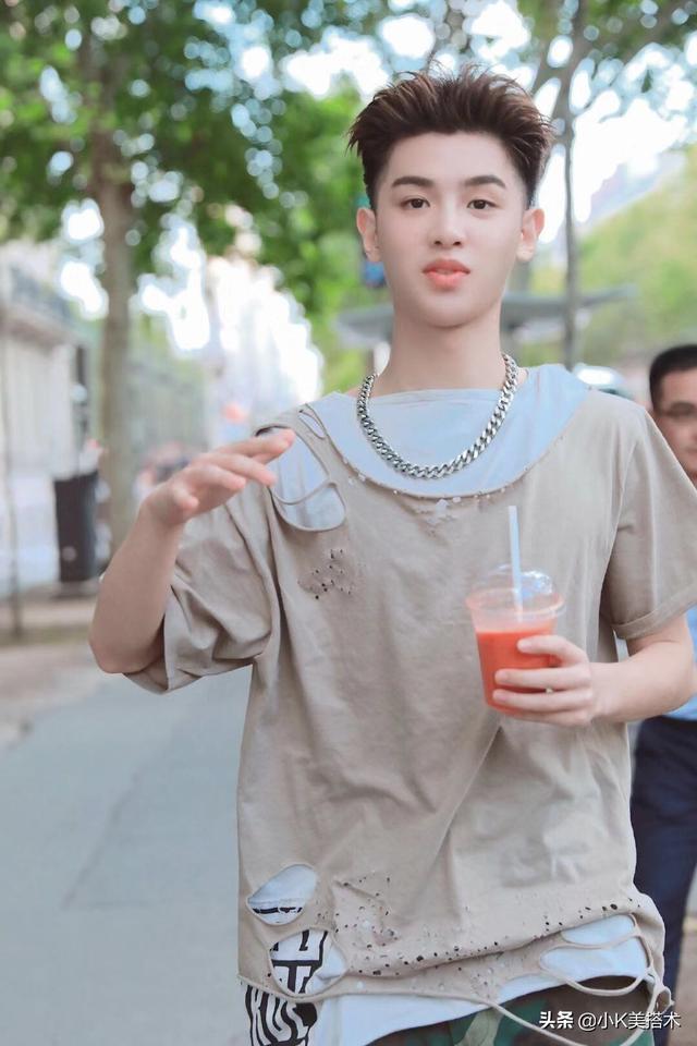 Justin黄明昊现身巴黎,穿“破”衣服出街,换油发背头更帅气了