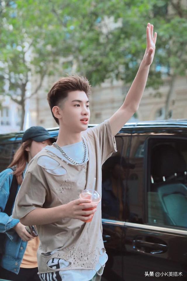 Justin黄明昊现身巴黎,穿“破”衣服出街,换油发背头更帅气了