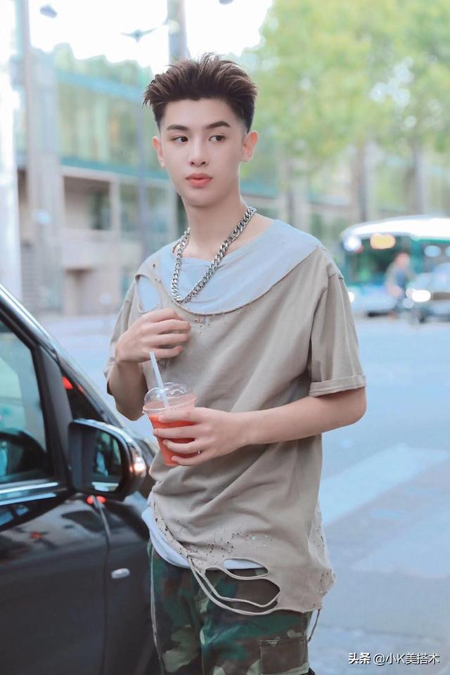 Justin黄明昊现身巴黎,穿“破”衣服出街,换油发背头更帅气了