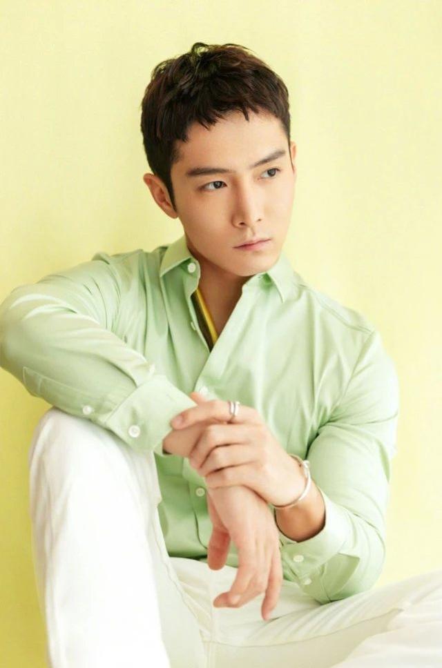 热到不行时,看到盛一伦的“冰淇淋男友”穿搭,感觉凉爽很多