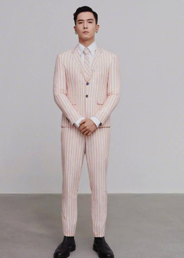 热到不行时,看到盛一伦的“冰淇淋男友”穿搭,感觉凉爽很多