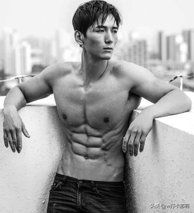 从排骨精到被网友称为肌肉标本,这位健身达人,终于拍片了