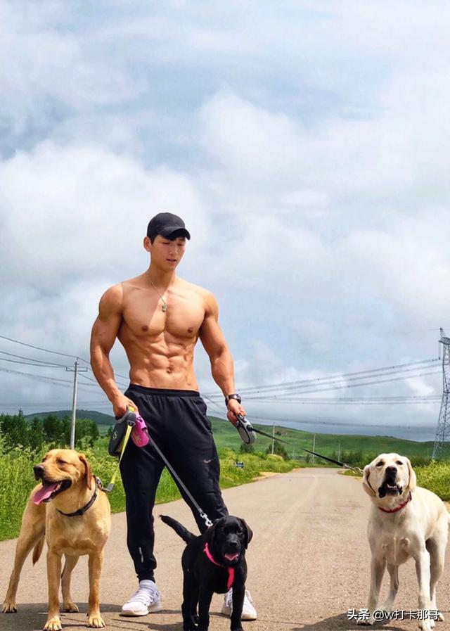 从排骨精到被网友称为肌肉标本,这位健身达人,终于拍片了