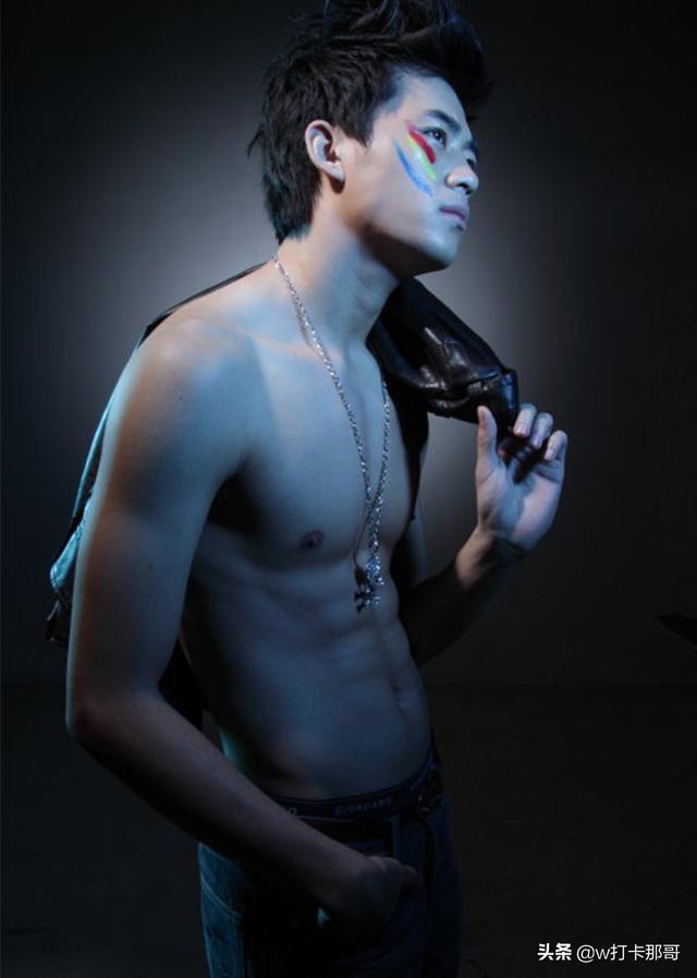 因伤断了篮球梦,却成为了时尚男模、银幕热血硬汉的他:曾也帅过