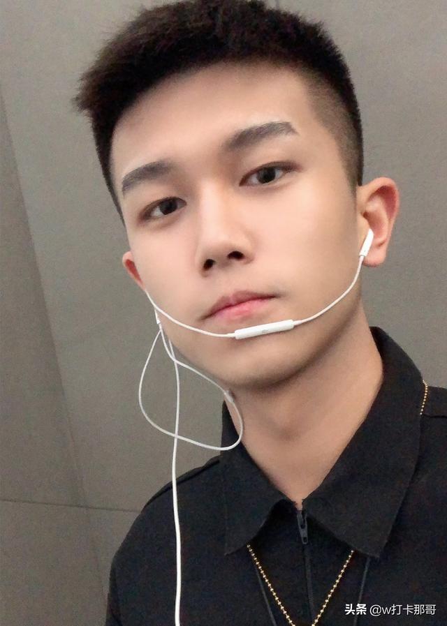 戴着10块钱的耳机说情话亦撩人,面对这位小奶狗,请原谅我肤浅了