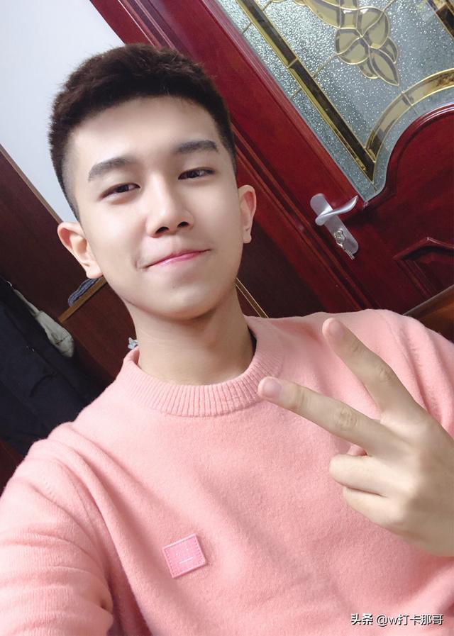 戴着10块钱的耳机说情话亦撩人,面对这位小奶狗,请原谅我肤浅了