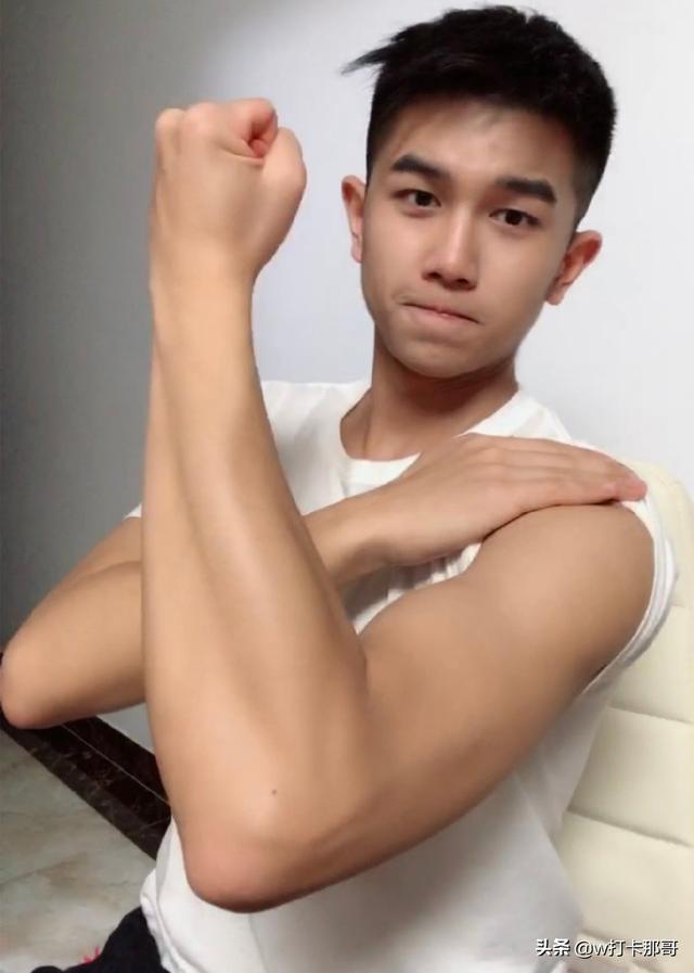 戴着10块钱的耳机说情话亦撩人,面对这位小奶狗,请原谅我肤浅了