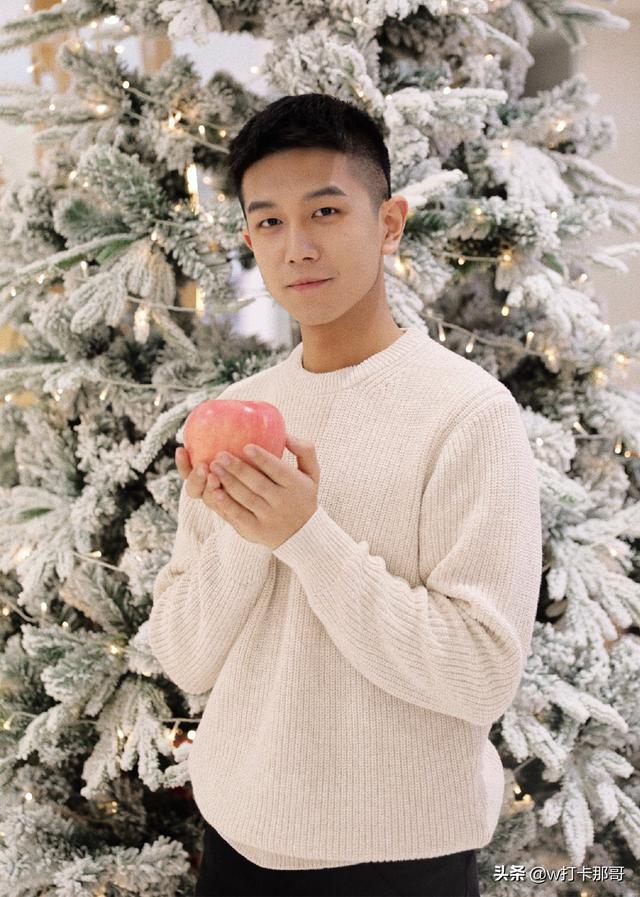 戴着10块钱的耳机说情话亦撩人,面对这位小奶狗,请原谅我肤浅了