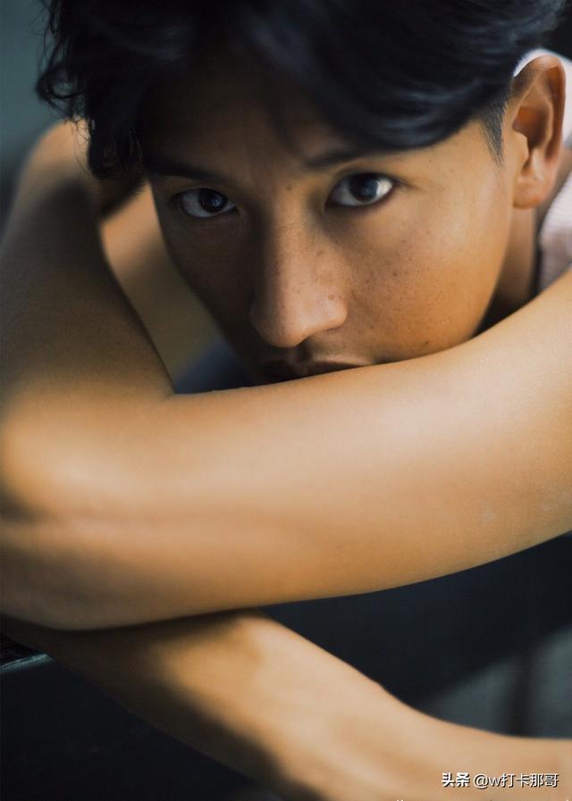 被网友赞综合了彝族男生各种帅,这位新晋荧屏硬汉,确实非常可以