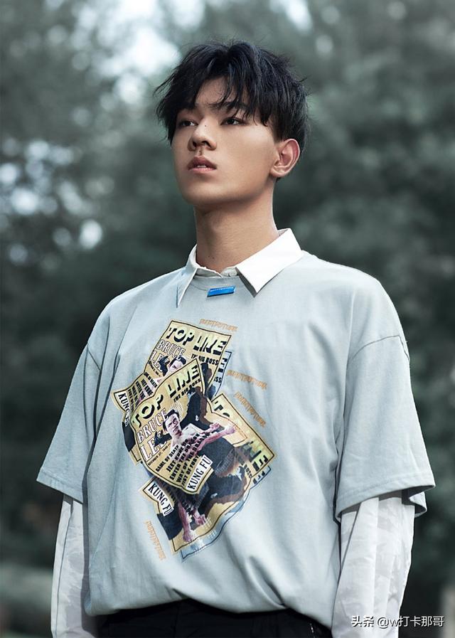 从屌丝男逆袭成时尚男模,这位偶像颜值95后,黑点都迷人
