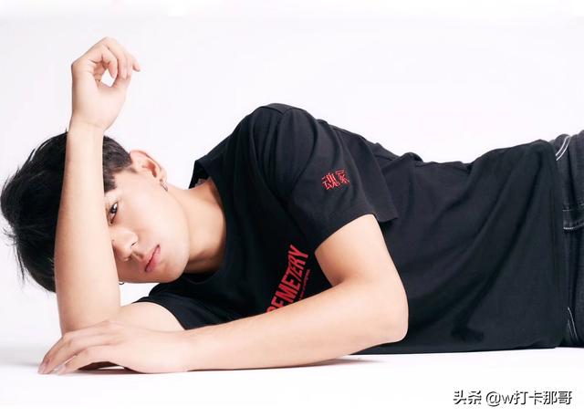 从屌丝男逆袭成时尚男模,这位偶像颜值95后,黑点都迷人