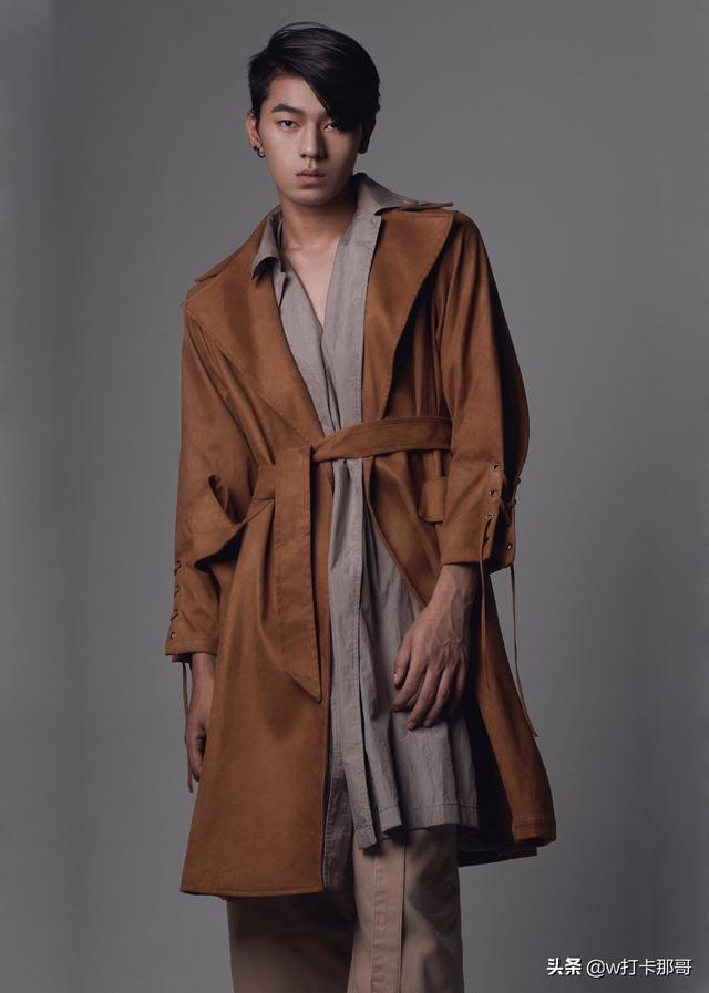 从屌丝男逆袭成时尚男模,这位偶像颜值95后,黑点都迷人