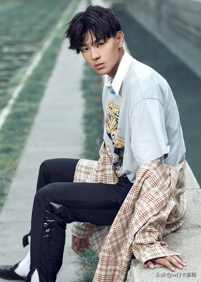 从屌丝男逆袭成时尚男模,这位偶像颜值95后,黑点都迷人