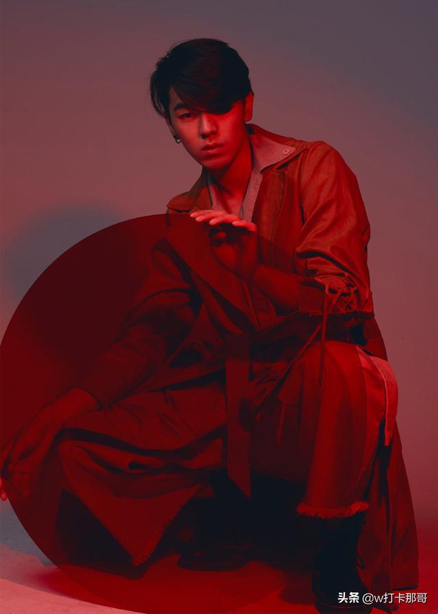 从屌丝男逆袭成时尚男模,这位偶像颜值95后,黑点都迷人