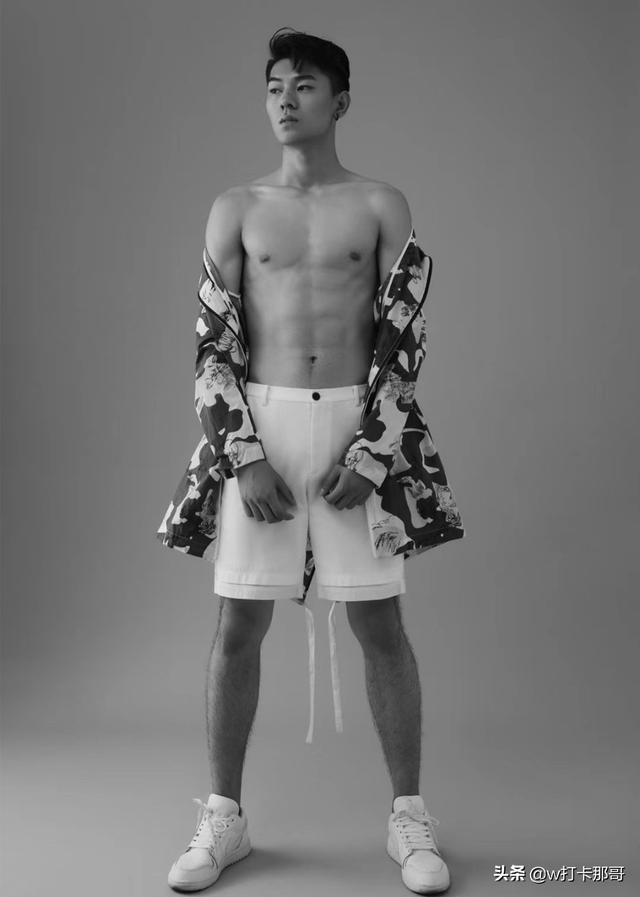 从屌丝男逆袭成时尚男模,这位偶像颜值95后,黑点都迷人