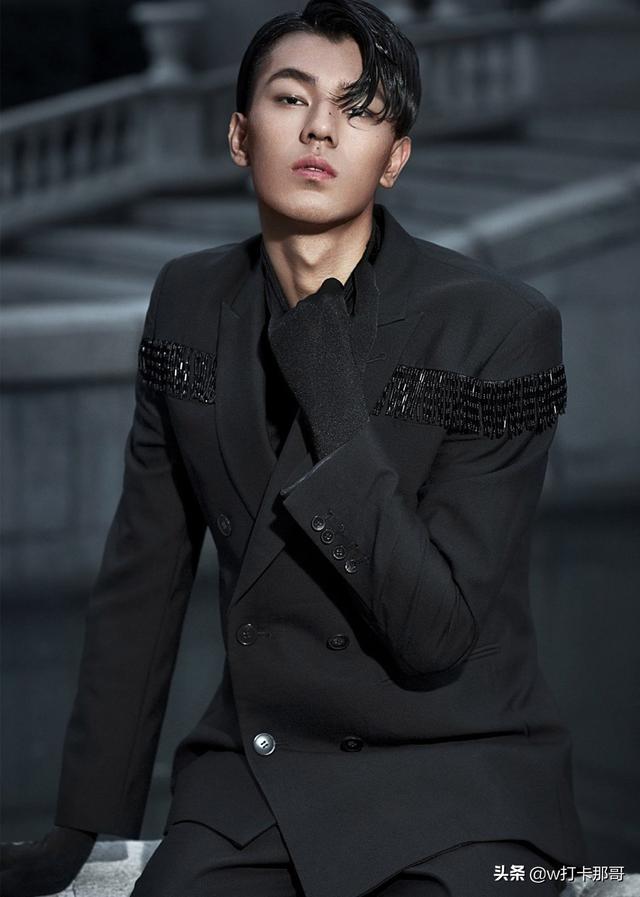 从屌丝男逆袭成时尚男模,这位偶像颜值95后,黑点都迷人