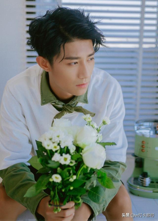 对着空气都能演,这位95后素人型男帅哥,分分钟让你陷入爱里面