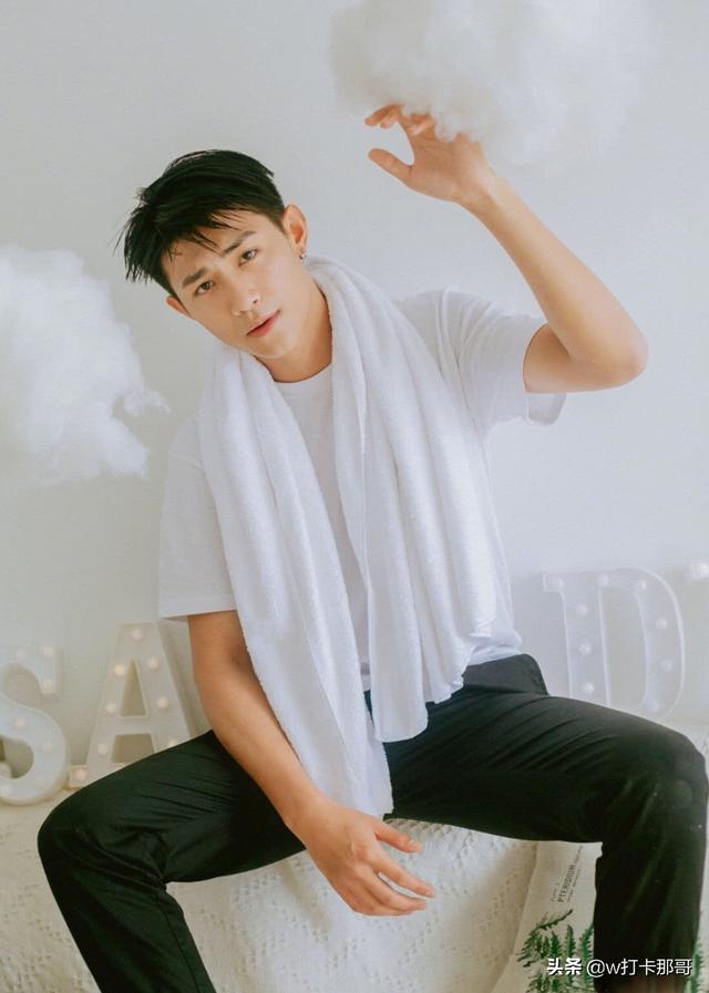 对着空气都能演,这位95后素人型男帅哥,分分钟让你陷入爱里面
