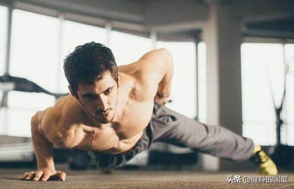 单手俯卧撑一点都不难,学会这几个技巧,轻松拿下