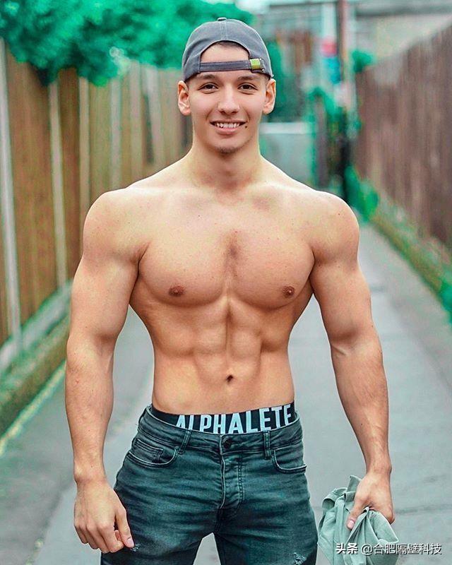 24岁健身小伙拥有娃娃般的脸庞,因强壮肌肉加上帅气颜值而走红