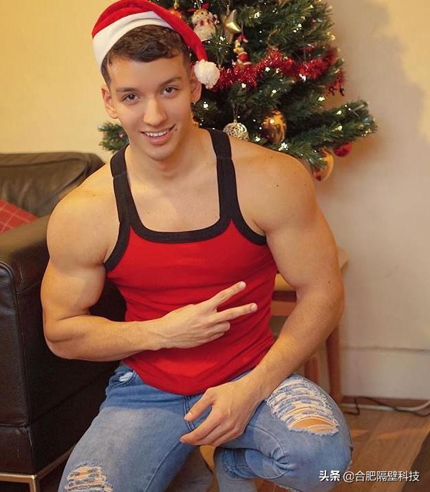 24岁健身小伙拥有娃娃般的脸庞,因强壮肌肉加上帅气颜值而走红