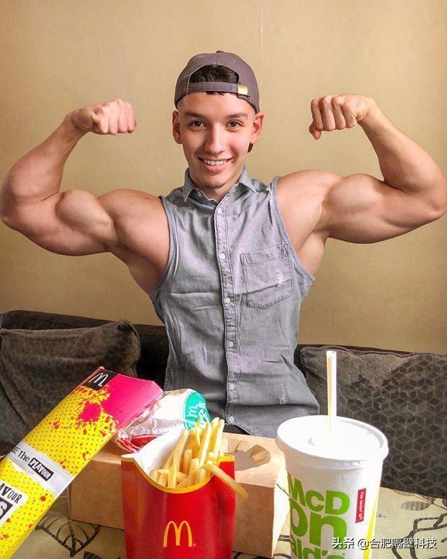 24岁健身小伙拥有娃娃般的脸庞,因强壮肌肉加上帅气颜值而走红