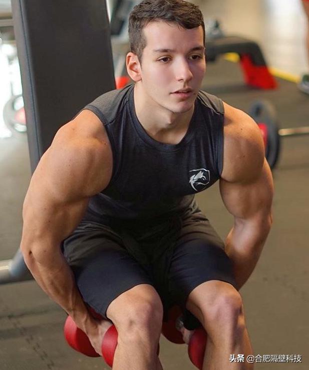 24岁健身小伙拥有娃娃般的脸庞,因强壮肌肉加上帅气颜值而走红