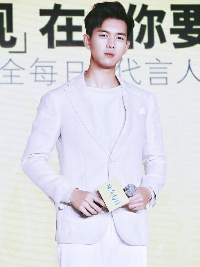 李现腿长105cm,黑色西装VS白色西装,你喜欢哪种风格?