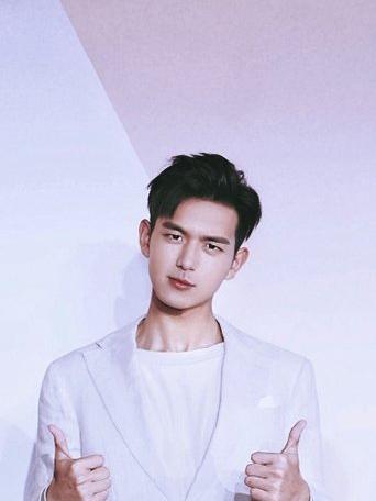 李现腿长105cm,黑色西装VS白色西装,你喜欢哪种风格?