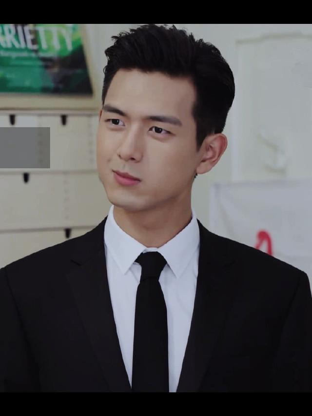 李现腿长105cm,黑色西装VS白色西装,你喜欢哪种风格?