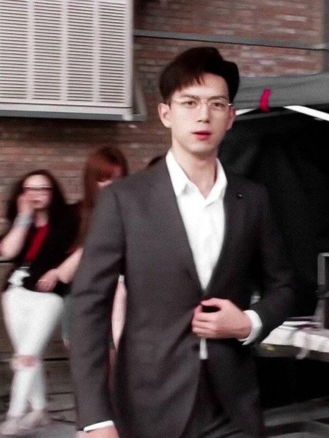 李现腿长105cm,黑色西装VS白色西装,你喜欢哪种风格?