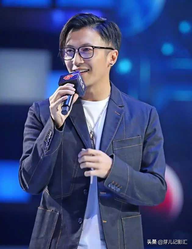 有一种“整容”叫谢霆锋戴眼镜,如今39岁的他,帅到认不出!