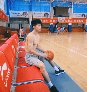 193cm西安体院校草火了,身材好到令人发指