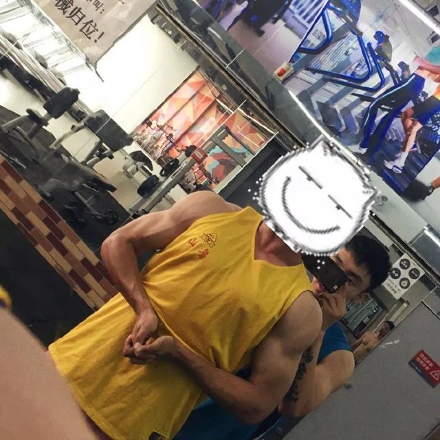 武汉体院男生张峰进演艺圈,肌肉身材没藏住了