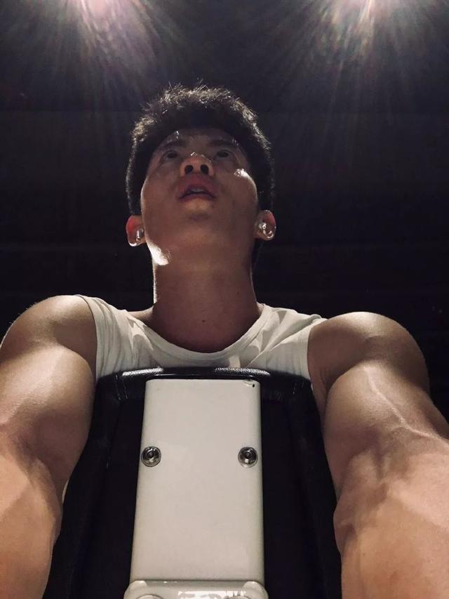 武汉体院男生张峰进演艺圈,肌肉身材没藏住了