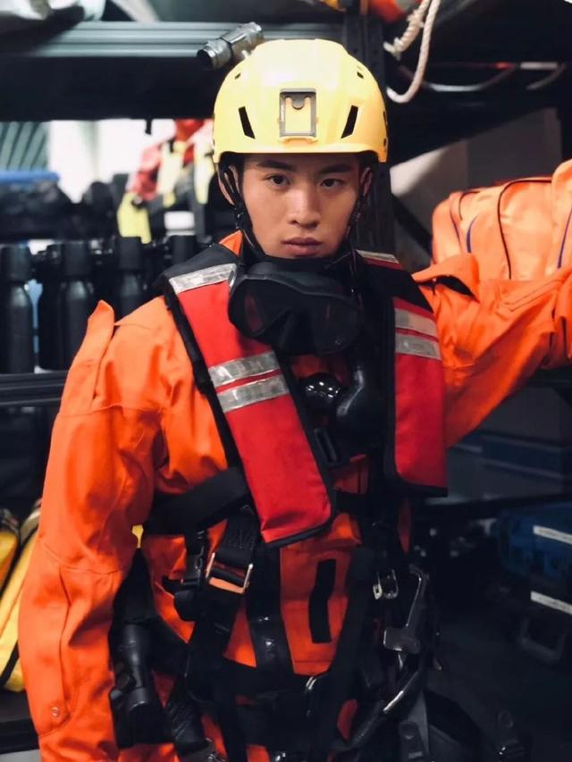 武汉体院男生张峰进演艺圈,肌肉身材没藏住了