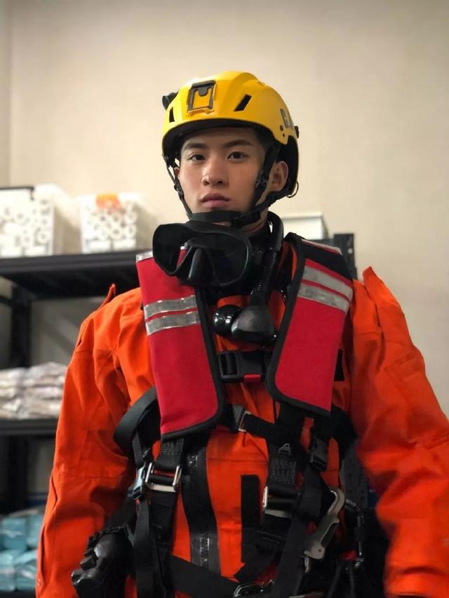 武汉体院男生张峰进演艺圈,肌肉身材没藏住了